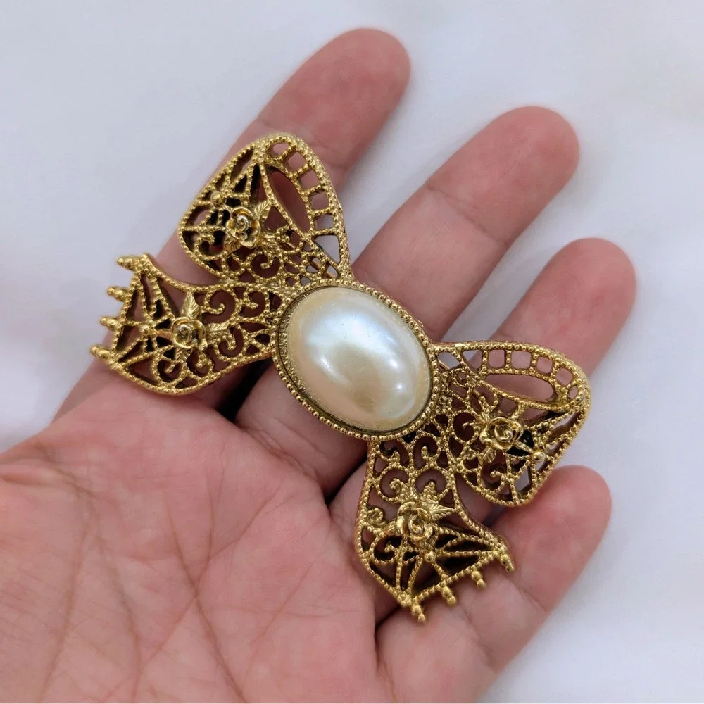 Vintage 1928 Brand Faux Pearl Gold Filigree Bow And Roses 1.75" x 3" Brooch Pin - Picture 3 of 6
